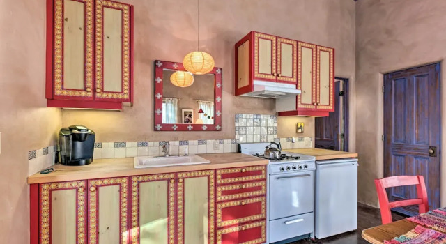 Коттедж Unique Casita w/ Kiva Fireplace: 11 Mi to Taos Ski