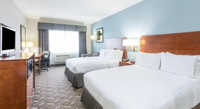Четырёхместный номер Standard Holiday Inn Express Hotel and Suites Lake Charles by IHG
