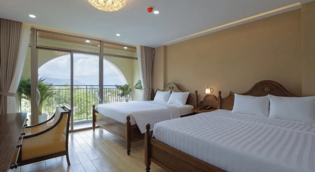 Четырёхместный номер Deluxe с видом на море Maya Hotel 4