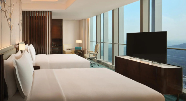 Четырёхместный номер Standard с видом на горы Na Lotus Hotel, a Luxury Collection Hotel, Nanning