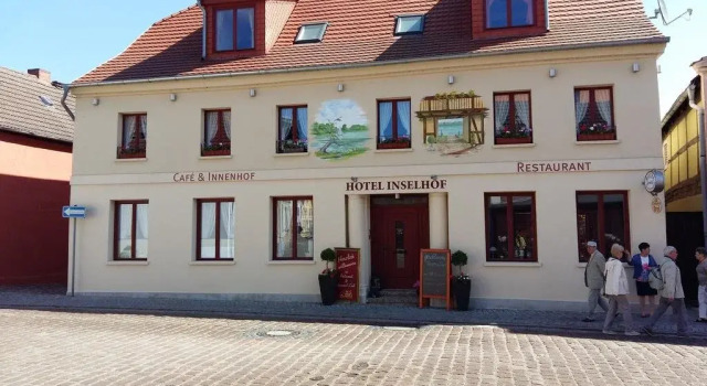 Hotel Inselhof, Забронировать Отель Отели Мекленбургское поозёрье с парковкой, Парковка