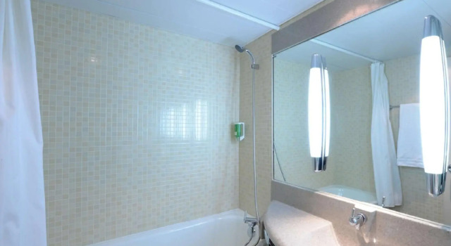 Четырёхместный семейный номер Standard Best Western Saint-Etienne Porte du Forez