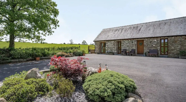 Ysgubor Hir, Rezerwuj Dom wakacyjny Llanedy Carmarthenshire