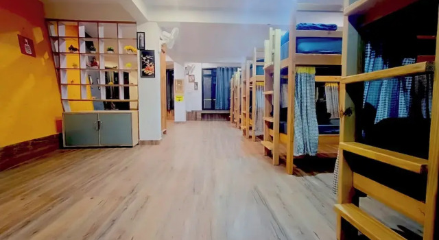 Кровать в общем номере The Hosteller Mussoorie By the Streamside, Kempty