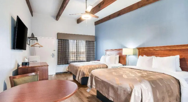 Четырёхместный номер Standard с балконом Quality Inn - On The Lake Clarksville-Boydton
