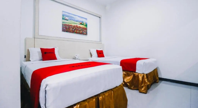 RedDoorz Plus near Sultan Hasanuddin Airport, Prenota Hotel Hotel a Sulawesi con parcheggio, Parcheggio