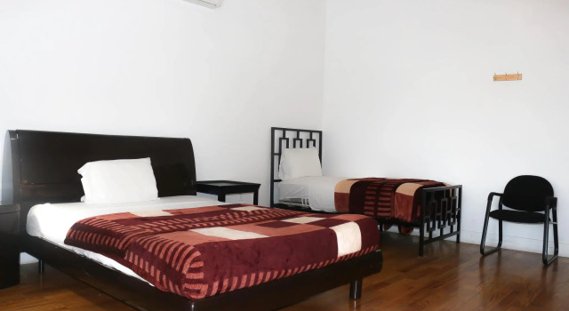 Кровать в общем номере NY Moore Hostel