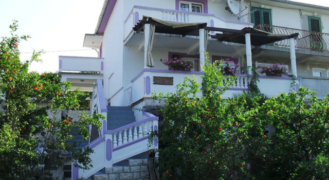 Apartment Pavilion - beautiful garden & comfortable: A1 Kampor, Island Rab, Prenota Appartamento Hotel a Isole Quarnerine con parcheggio, Parcheggio
