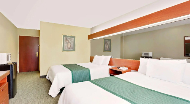 Четырёхместный номер Standard Microtel Inn & Suites by Wyndham Thomasville/High Point/Lexi