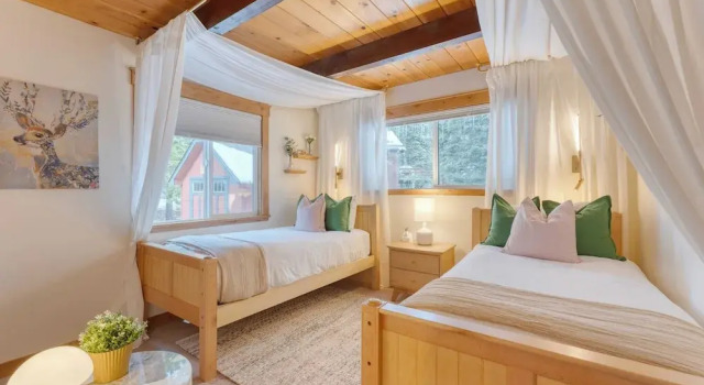 Peaceful Tahoe Retreat by Avantstay Cozy Modern Cabin Sauna, Hot Tub + Fireplace Near Lake