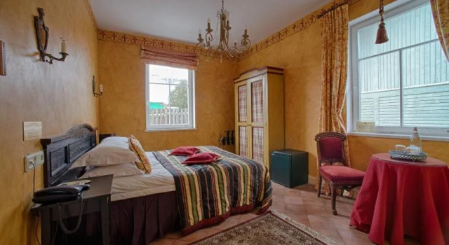 Apvalaus stalo klubas, Boek Hotel Trakai 