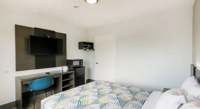 Номер Standard Home 6 by Townhouse Topeka KS I 70