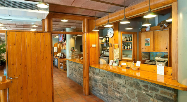 Кровать в общем номере Hotel Restaurant Les Brases