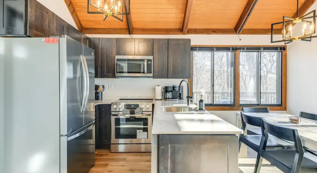 Walk to Ski Slopes: Wintergreen Resort Treehouse