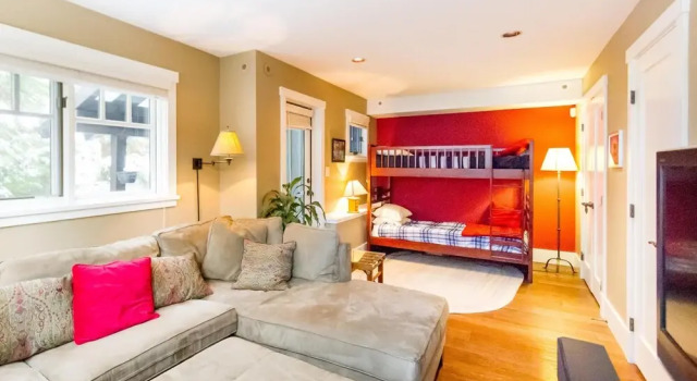 Spacious Town Home with Private Hot Tub, Забронировать Дом для отпуска Коттеджи Уистлер, рядом с Chateau Whistler Golf Course, Коттедж
