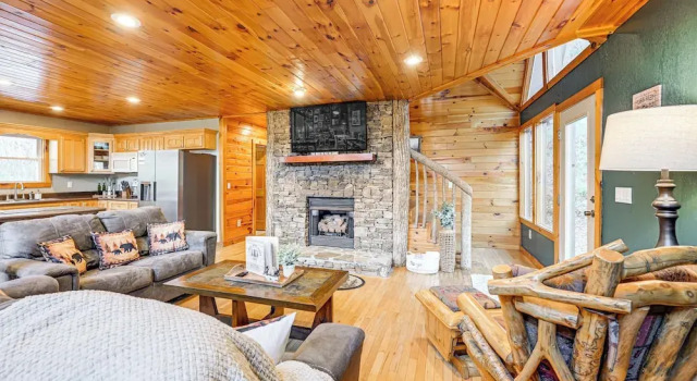 Коттедж Tree-lined Cabin w/ Hot Tub & Deck in Bryson City