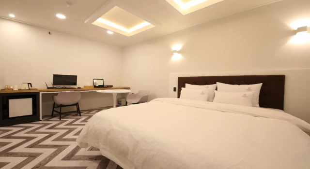 Show Motel