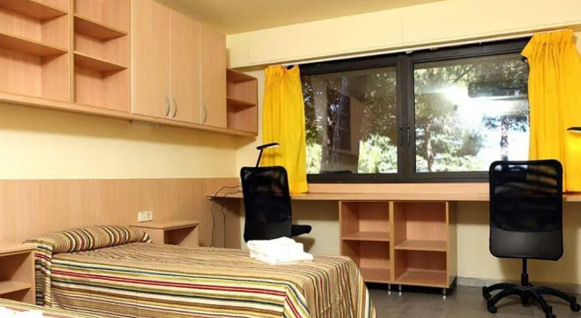 Vila Universitaria UAB Campus, Забронировать Отель Отели Vallès Occidental с бассейном, Бассейн
