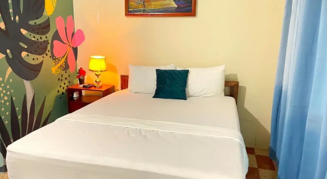 Четырёхместный номер Comfort с балконом Hostal Edén