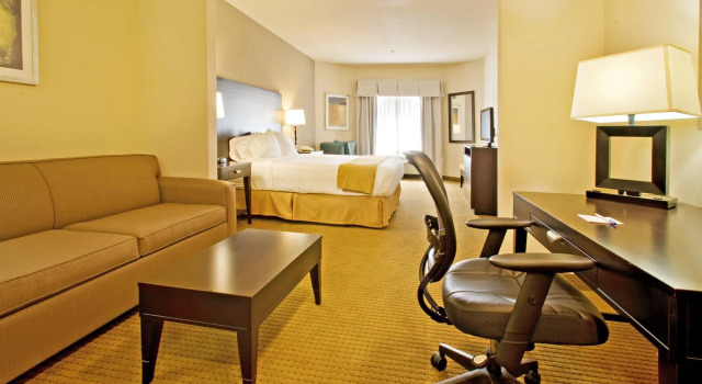 Двухместный люкс Holiday Inn Express Hotel & Suites Shamrock North by IHG