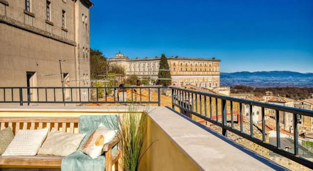Casa Checca appartamenti per vacanze, Book Hotel Hoteller i Caprarola med parkering, Parkering