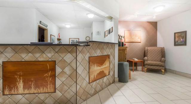 Super 8 by Wyndham Dauphin, Book Inn Mini‑Hotels in Manitoba, Inn