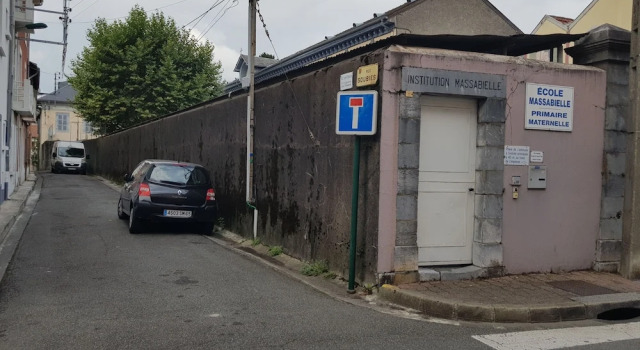 Lourdes Guest House, Забронировать Отель Отели Лурд с парковкой, рядом с Приходская церковь Сакре-Кёр, Парковка