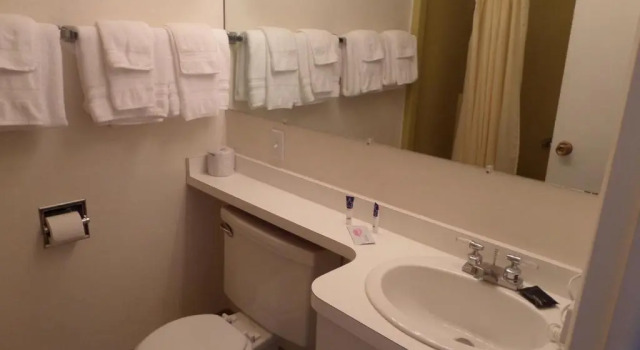 Четырёхместный номер Standard с видом на озеро Americas Best Value Inn Polson