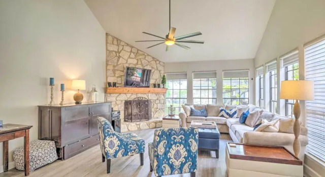 Horseshoe Bay Townhome w/ Patio & Outdoor Pool!