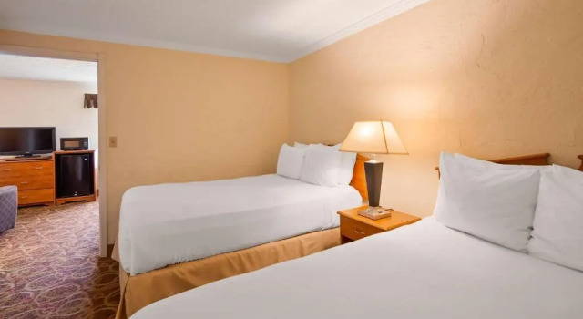 Четырёхместный люкс Sturgis Lodge & Suites, Travelodge by Wyndham