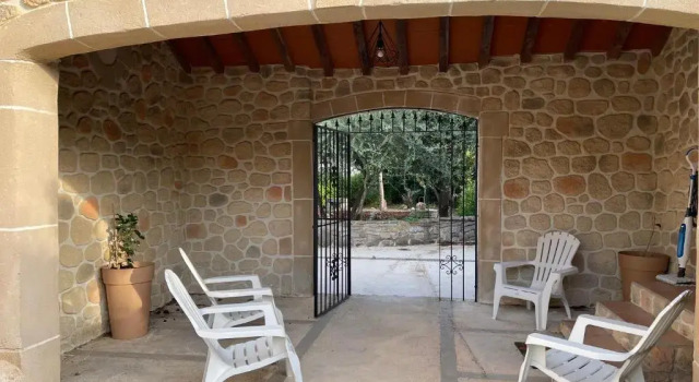 Коттедж с 2 комнатами Captivating 2-Bed, 1 bath Cottage, Private Garden & Shared Pool in Sauve