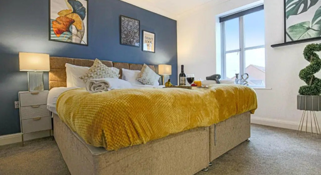 Large 6 Bedroom House with Free Parking, Smart TV with Netflix, Fast Wifi, Air Hockey & Garden by Yoko Property