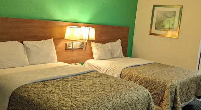 Четырёхместный номер Standard Budget Host Inn