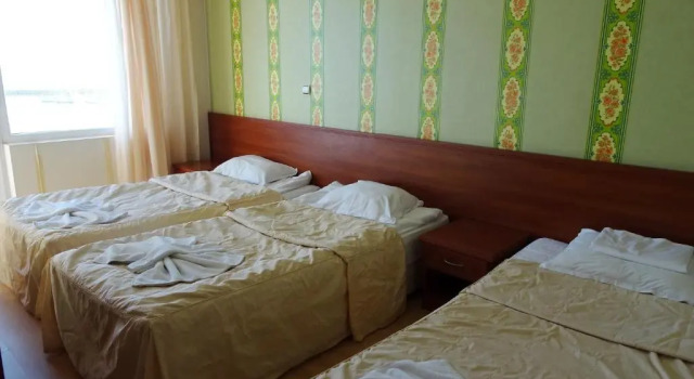 Трёхместный номер Standard с балконом Lotos Hotel