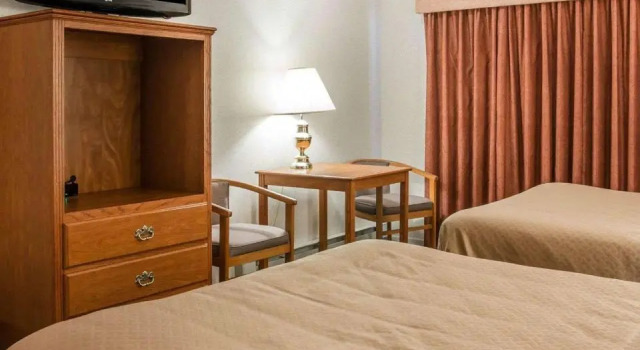 Четырёхместный номер Deluxe Quality Inn & Suites Mackinaw City Beachfront