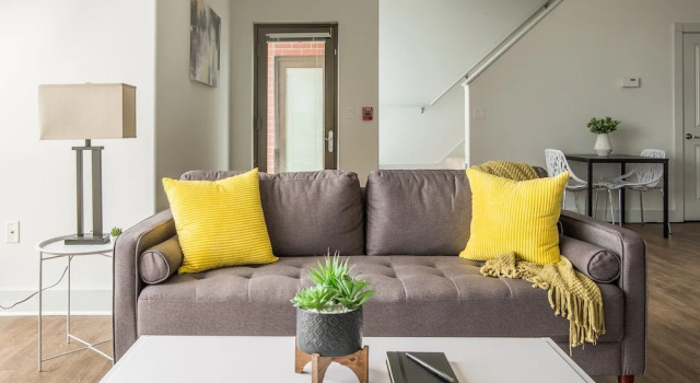 Spacious Townhome w Parking by Frontdesk, Забронировать Апартаменты/квартира Апартаменты Милуоки, рядом с Фестивальный парк Henry W. Maier, Апартаменты/квартира