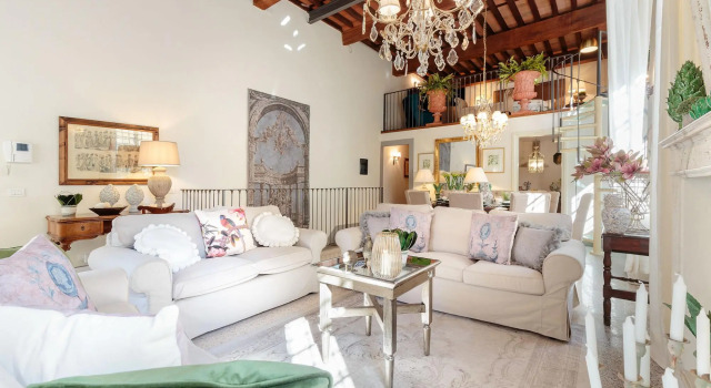 Casa Poggi in Lucca with 5 bedrooms and 3 bathrooms