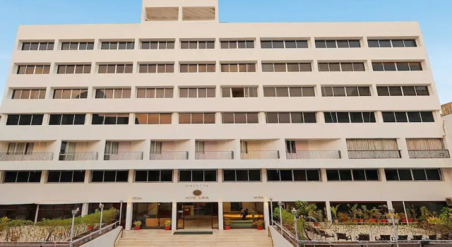 Hotel in Vadodara Near Railway Station, Rezervovat Hotel Hotely v Gujarat s parkováním, Parkování