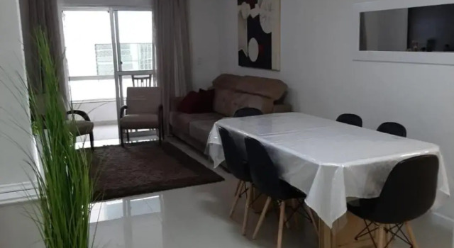 Meia Praia - apartamento com sacada ampla e churrasqueira, próximo a praia e a avenida principal.