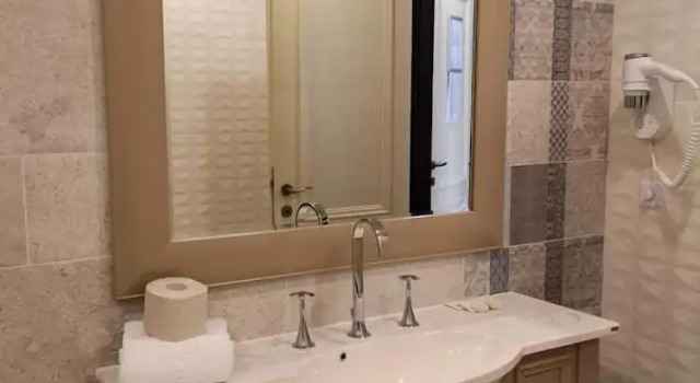 Двухместный номер Standard с балконом и с видом на внутренний двор Domeniile Martinutzi - Hotel Cardinal