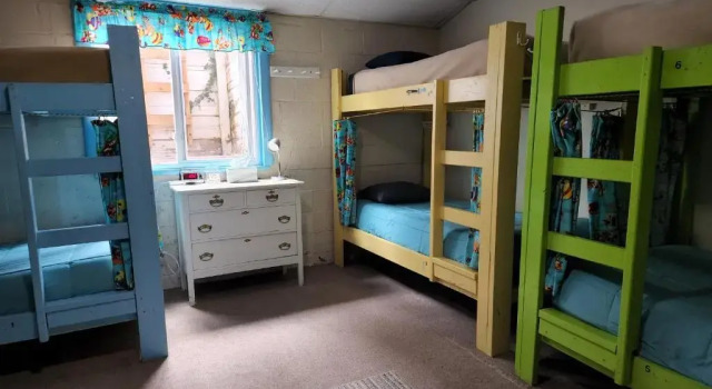 Кровать в общем номере (мужской номер) Inn the Clouds Hostel & Inn