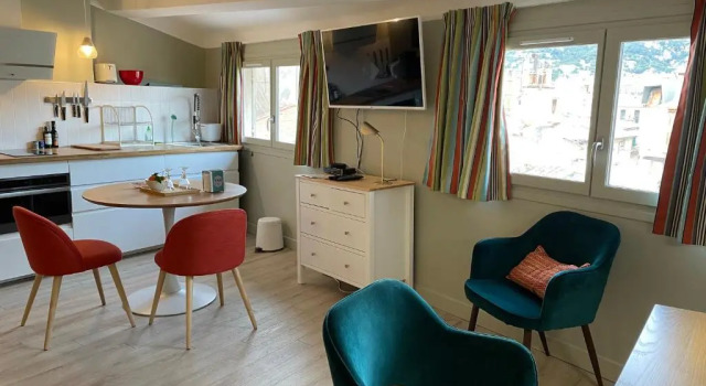 Au cœur du vieux Toulon au calme appartement rénové climatisé confortable étage élevé avec ascenseur proche parking et toutes commodités