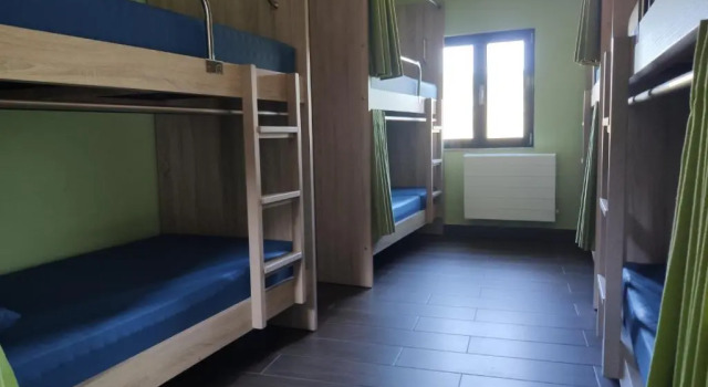 Кровать в общем номере Albergue O Logoso