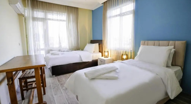 Central and Comfy Flat With Balcony in Muratpasa, Забронировать Отель Отели провинции Антальи с парковкой, Парковка