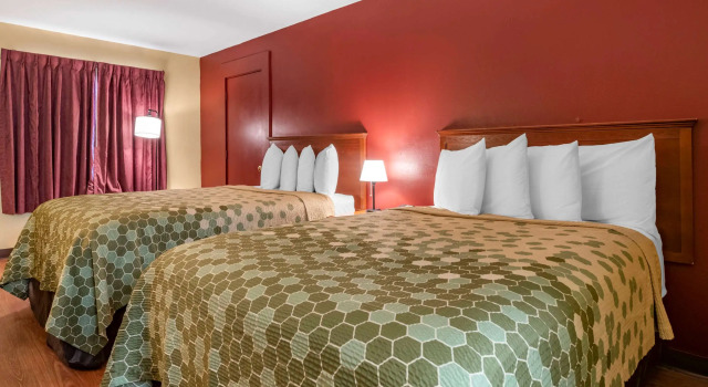 Четырёхместный номер Standard Econo Lodge Inn & Suites Maingate Central