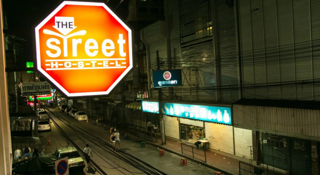 Кровать в общем номере The Street Hostel Bangkok