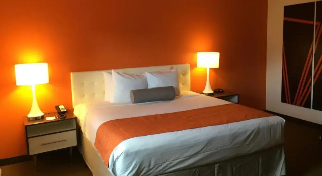 Двухместный люкс Deluxe Howard Johnson by Wyndham Quincy/ Boston