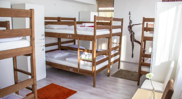 Кровать в общем номере с видом на бассейн Hostel Poolside