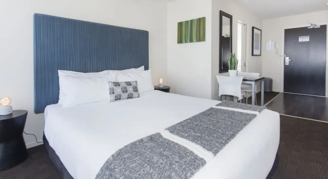 TOWNY - Studio Apartment with Sea Views