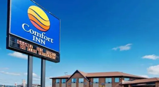 Кровать в общем номере Comfort Inn